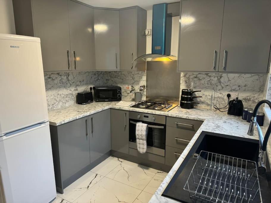 Three Bed House In Wolverhampton Bushbury